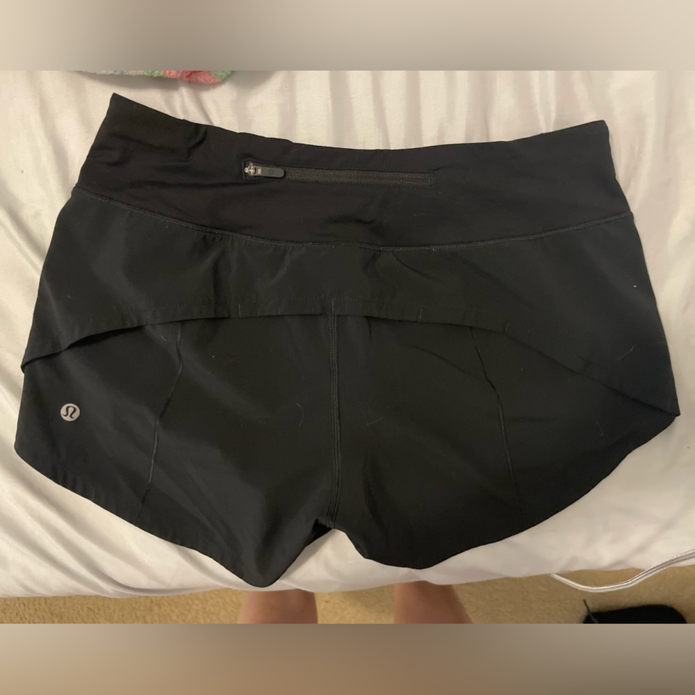 SIZE 6 LULULEMON SPEED UP MID RISE FOUR INCH SHORTS